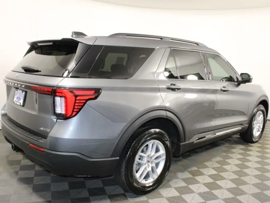 2025 Ford Explorer photo 1