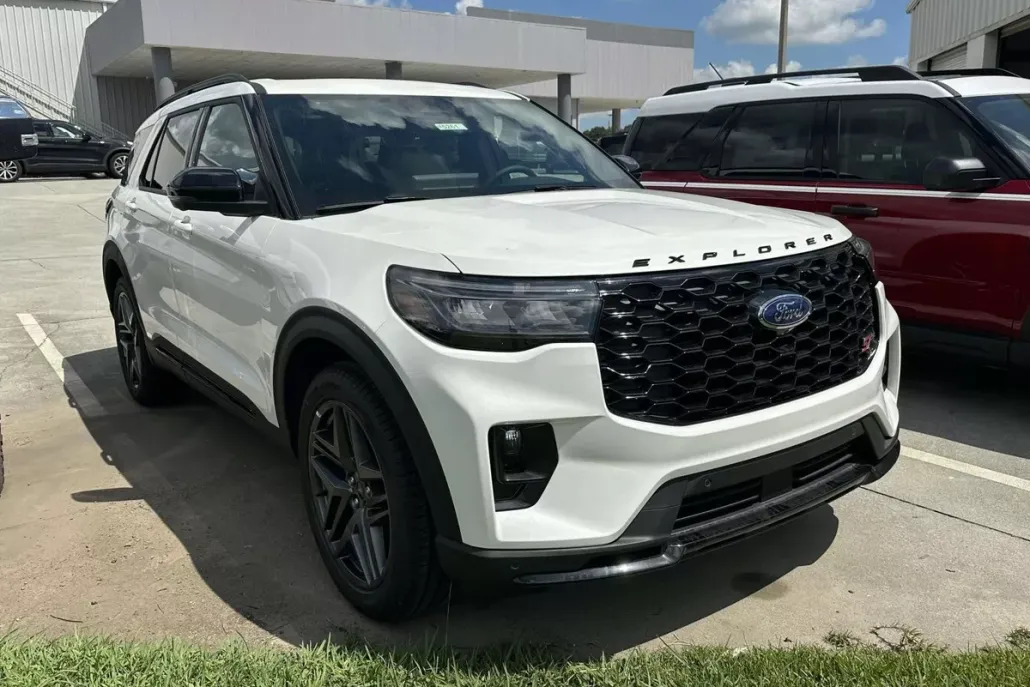 2025 Ford Explorer ST photo 1