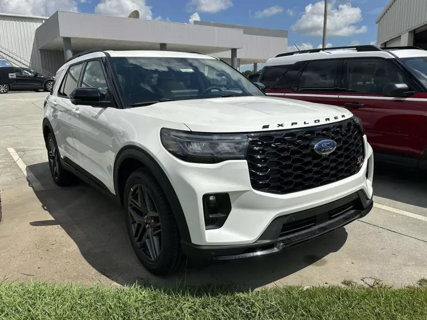 2025 Ford Explorer ST photo 1
