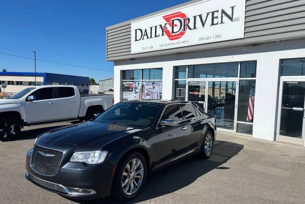 2017 Chrysler 300 C photo 1