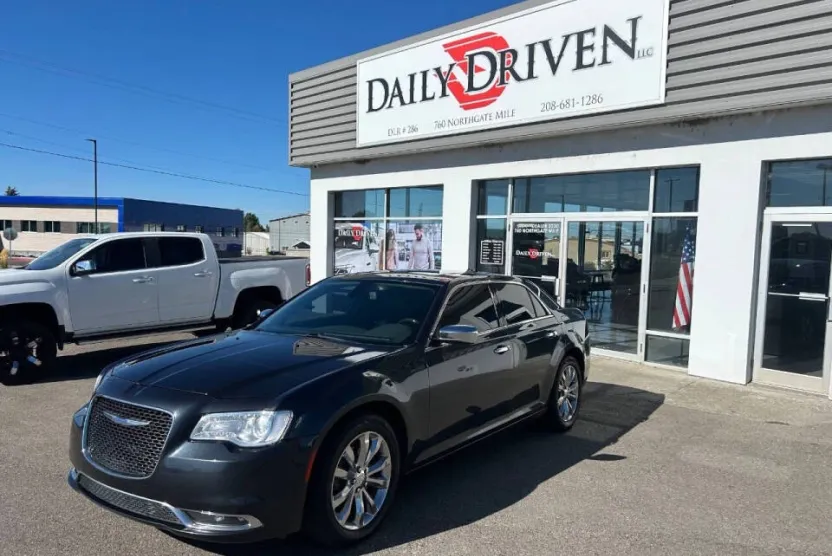 2017 Chrysler 300 C photo 1