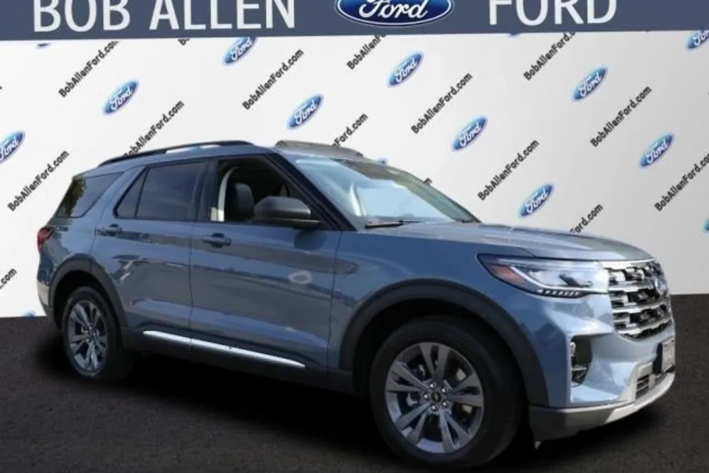 2025 Ford Explorer photo 1