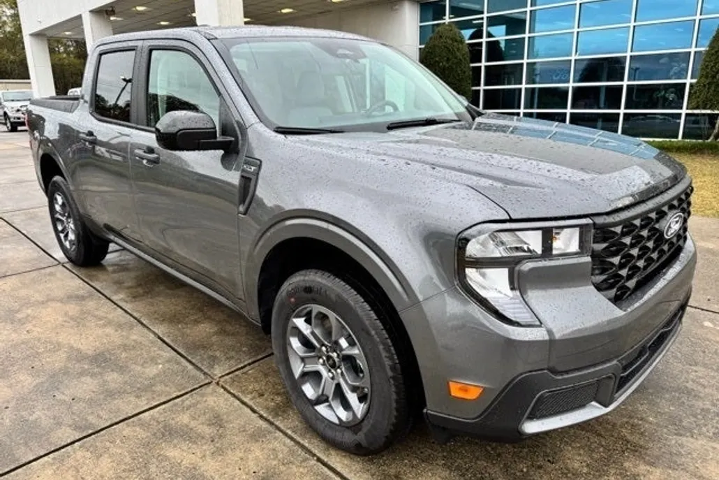 2025 Ford Maverick XLT photo 1