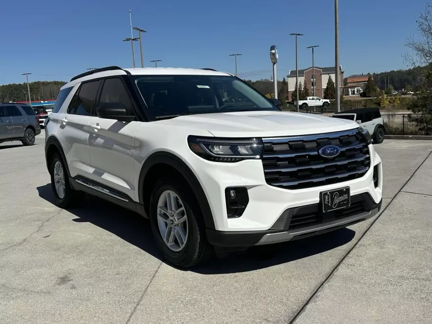 2025 Ford Explorer photo 1