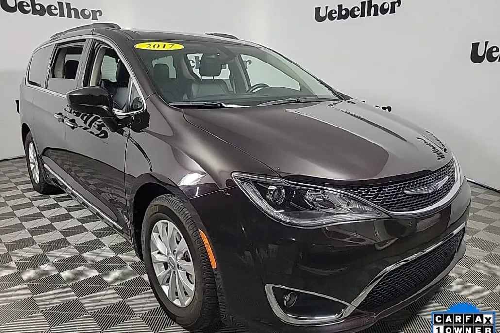 2017 Chrysler Pacifica Touring L photo 1
