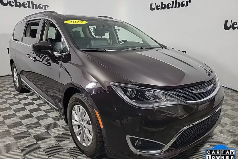 2017 Chrysler Pacifica Touring L photo 1