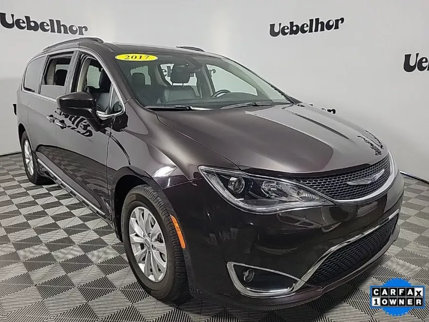 2017 Chrysler Pacifica Touring L photo 1