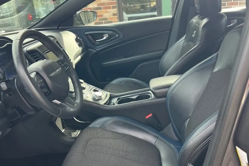 2016 Chrysler 200 S photo 1