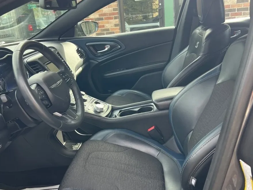 2016 Chrysler 200 S photo 1