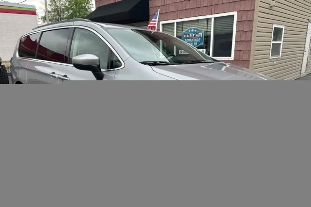 2020 Chrysler Voyager LXi photo 1