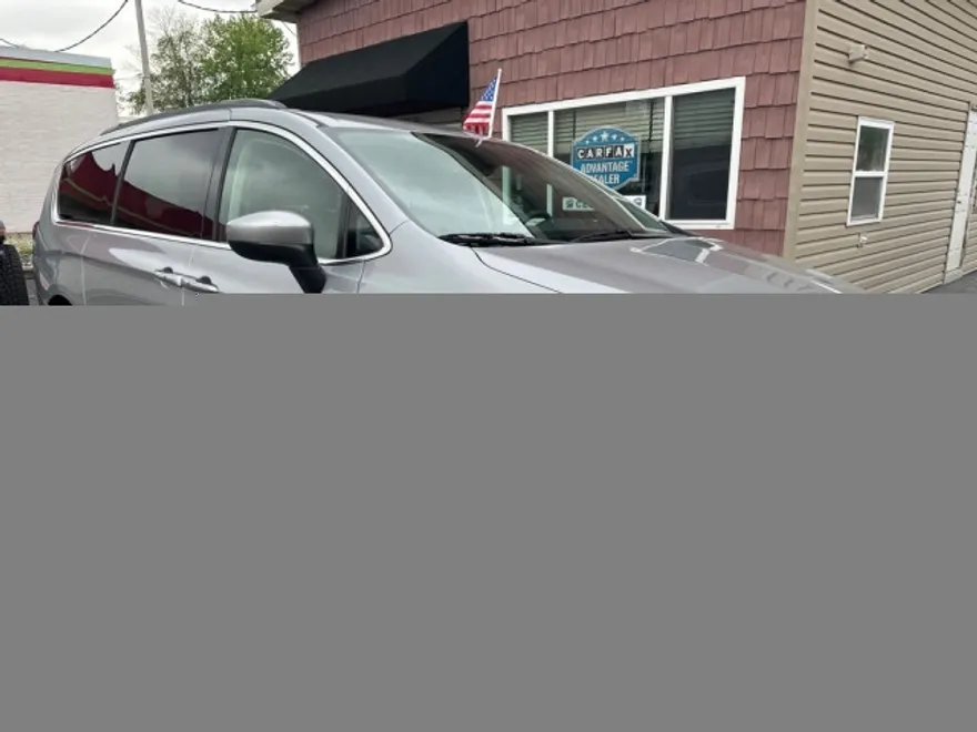 2020 Chrysler Voyager LXi photo 1