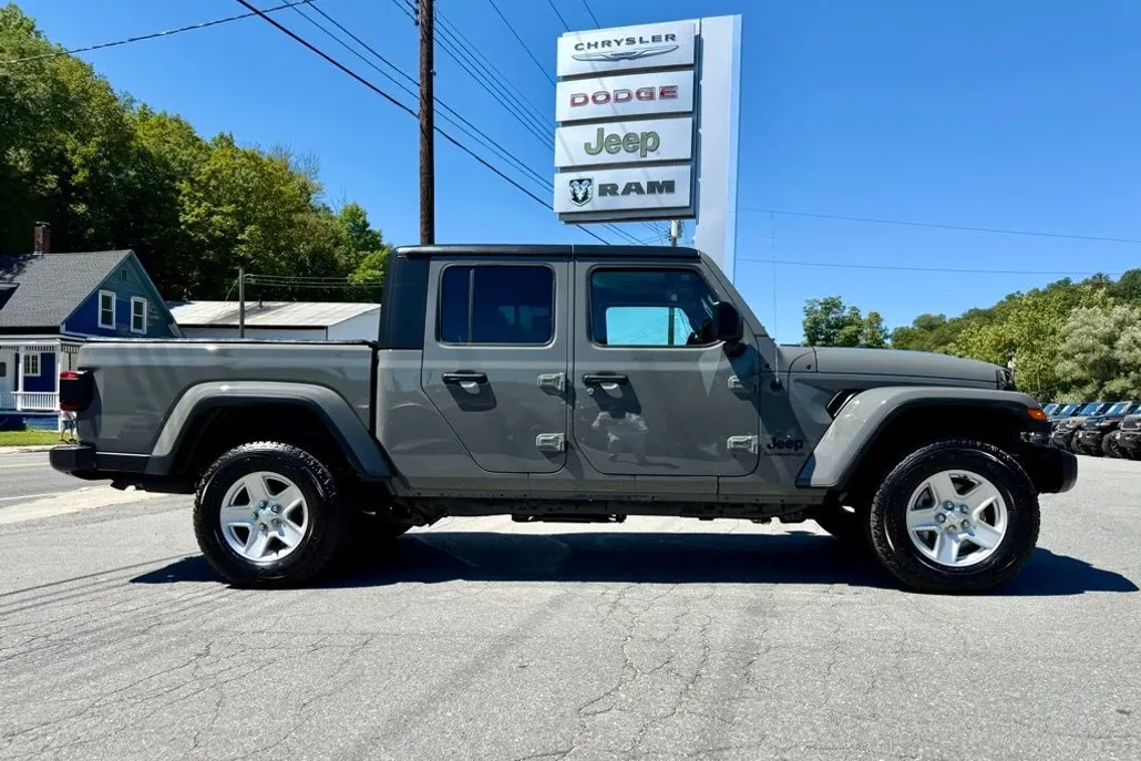 2021 Jeep Gladiator Sport photo 1