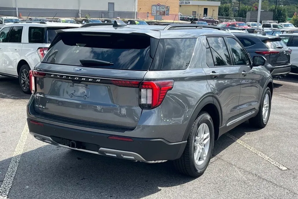 2025 Ford Explorer photo 1
