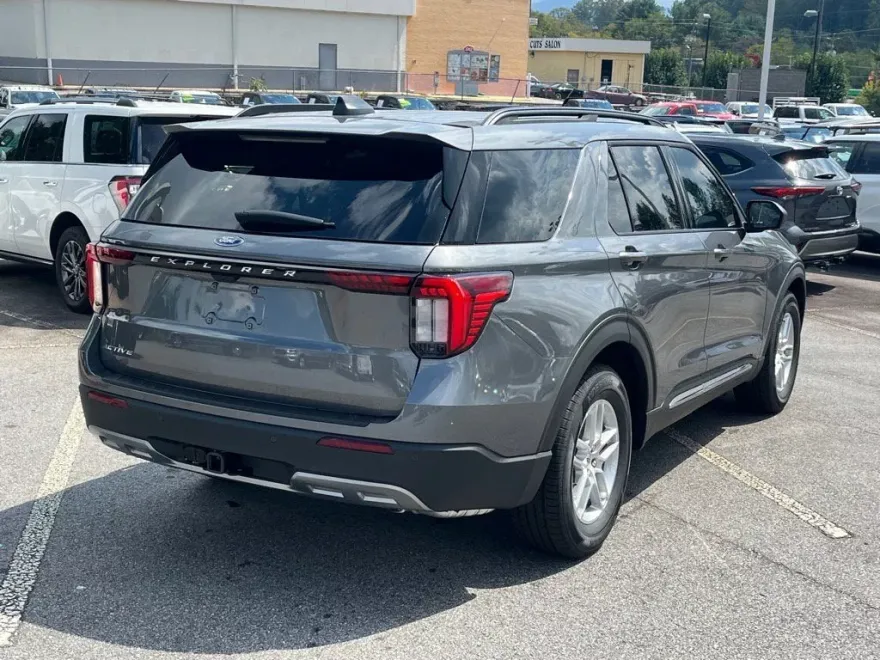2025 Ford Explorer photo 1