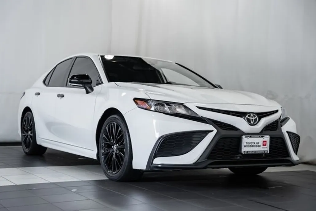 2022 Toyota Camry SE photo 1