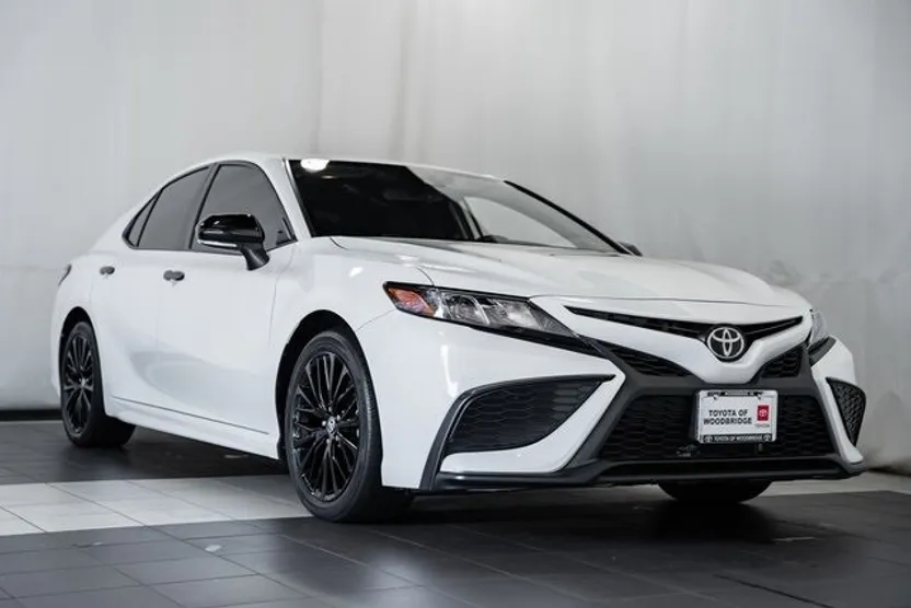 2022 Toyota Camry SE photo 1