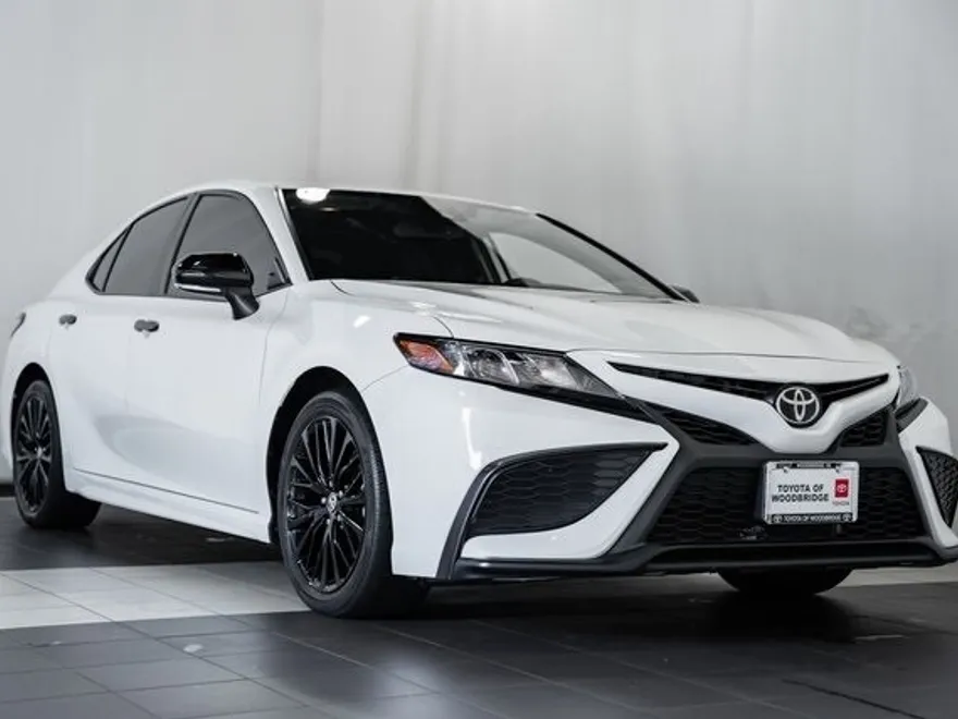 2022 Toyota Camry SE photo 1