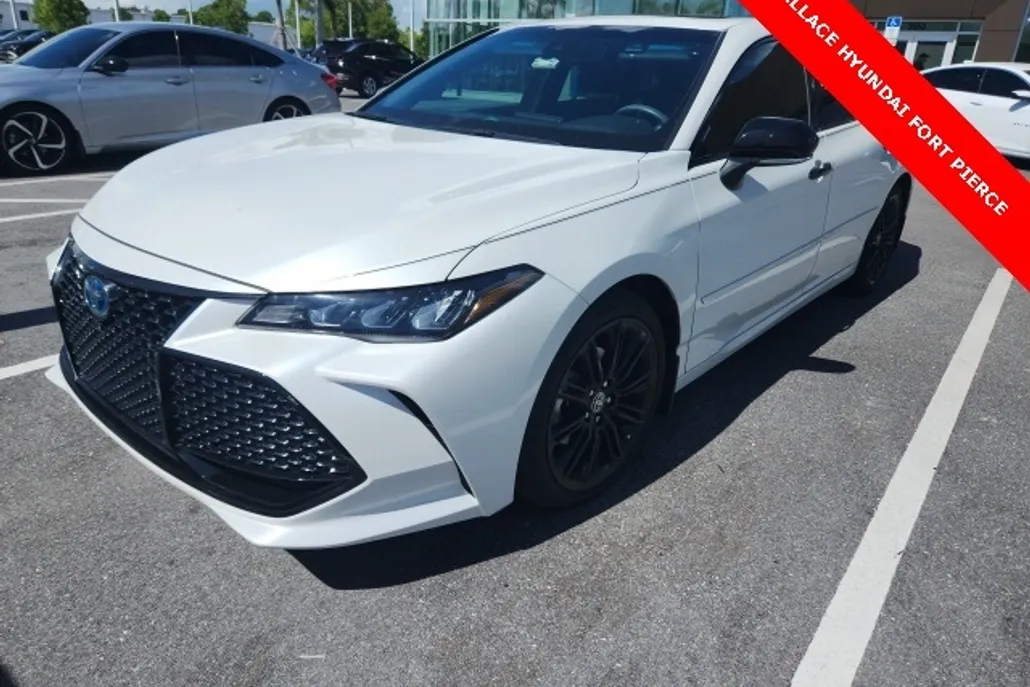 2022 Toyota Avalon Hybrid XSE photo 1