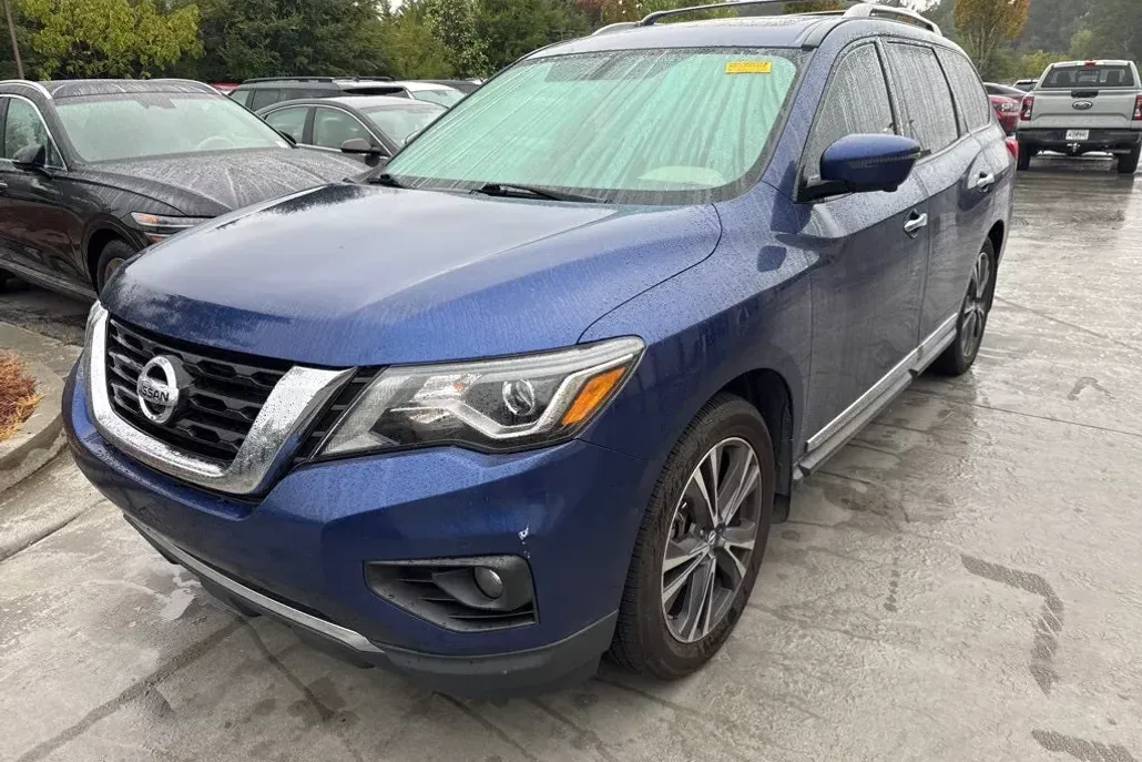 2017 Nissan Pathfinder Platinum photo 1