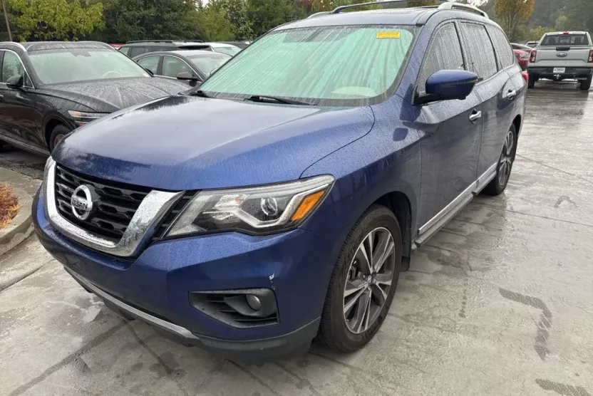 2017 Nissan Pathfinder Platinum photo 1