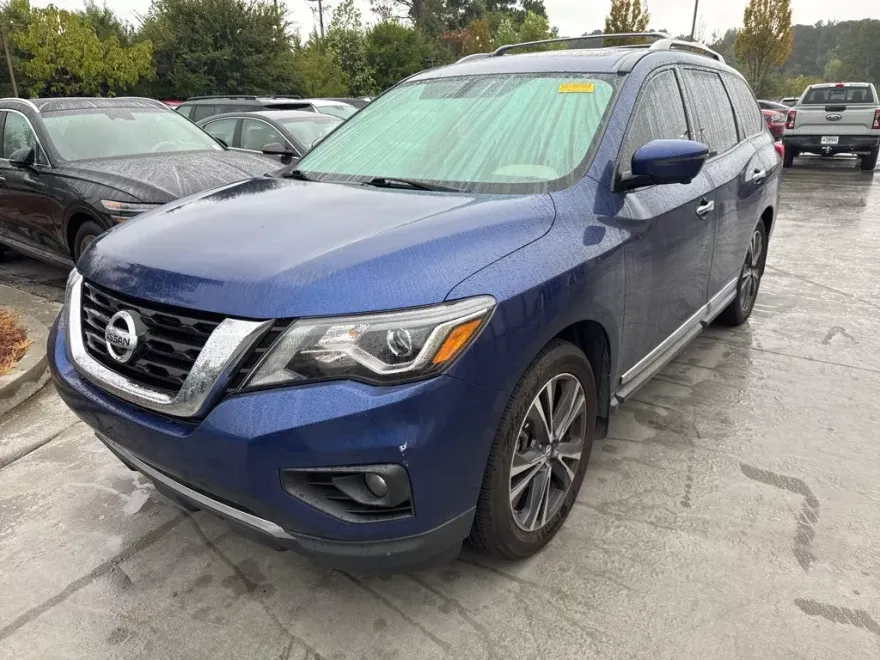 2017 Nissan Pathfinder Platinum photo 1
