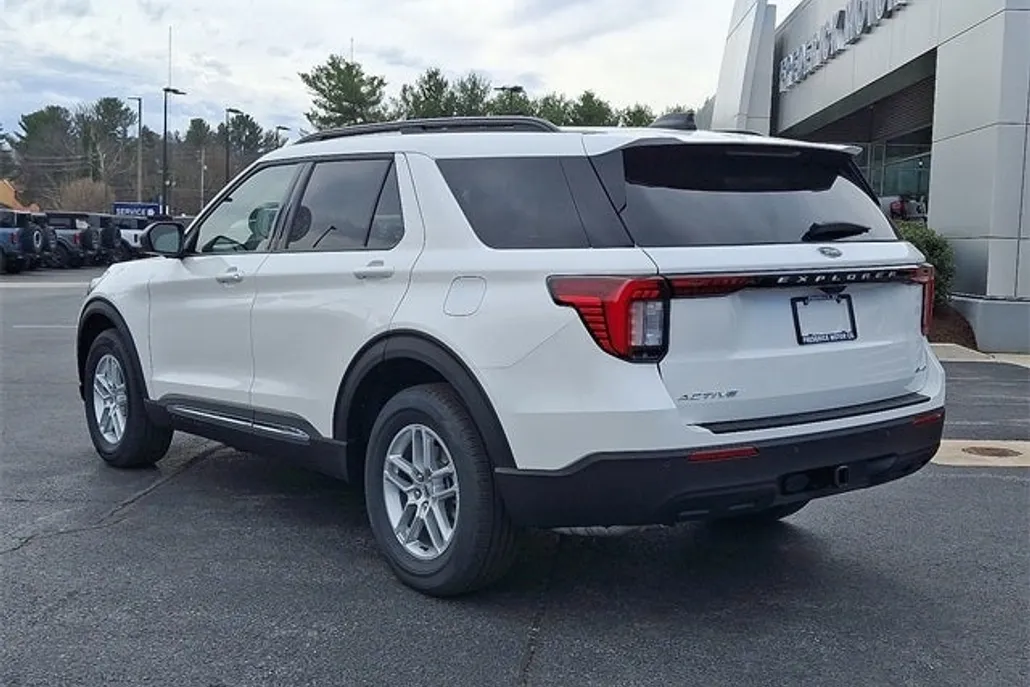 2025 Ford Explorer photo 1