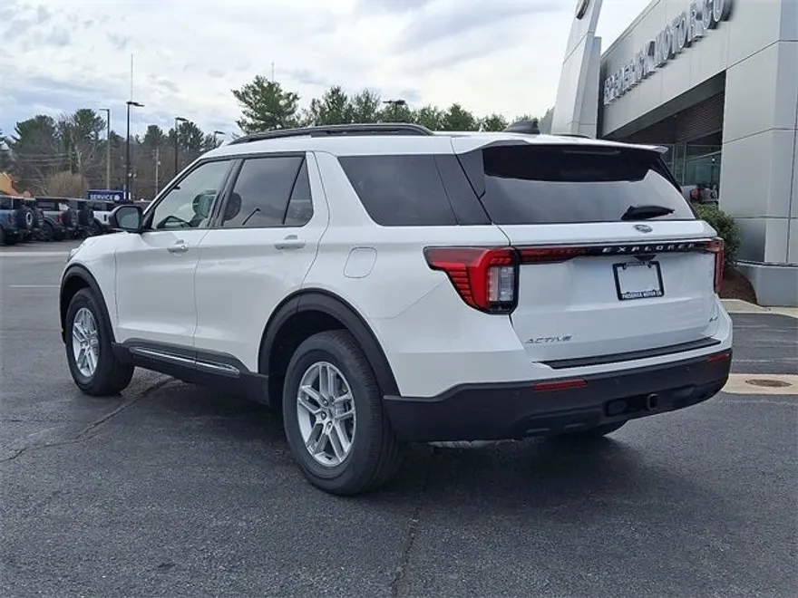 2025 Ford Explorer photo 1