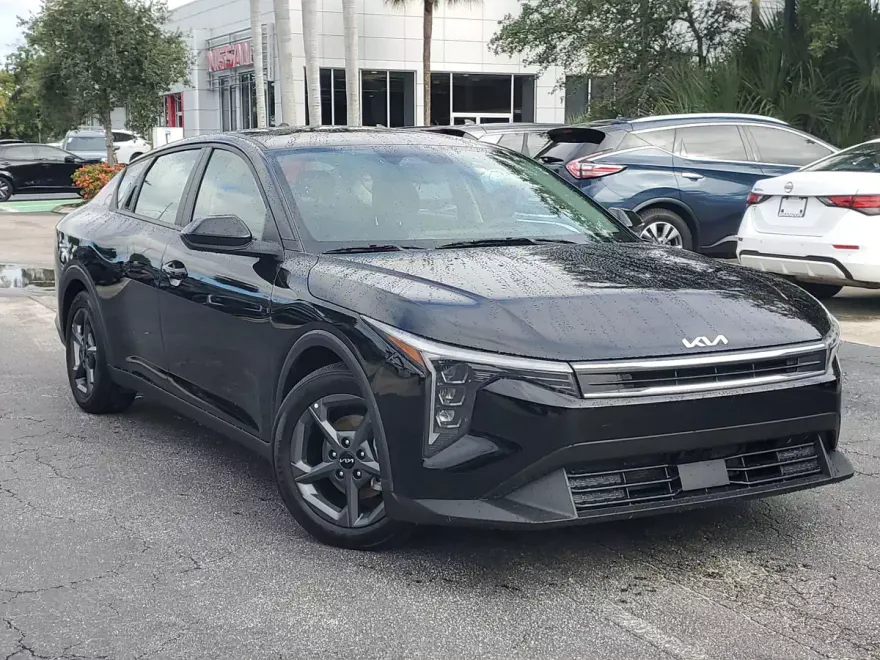 2025 Kia K4 LXS photo 1
