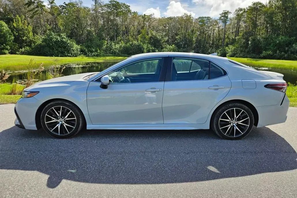 2022 Toyota Camry SE photo 1