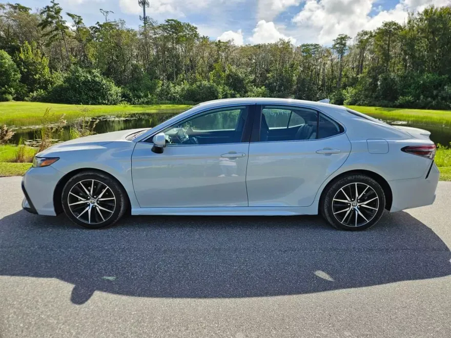 2022 Toyota Camry SE photo 1