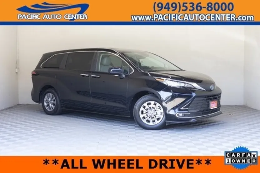 2023 Toyota Sienna XLE photo 1