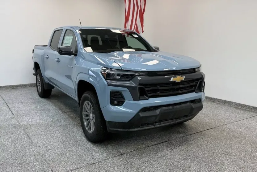 2025 Chevrolet Colorado Work Truck LT photo 1