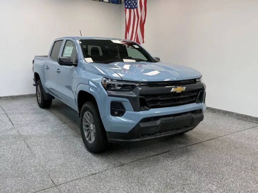 2025 Chevrolet Colorado Work Truck LT photo 1