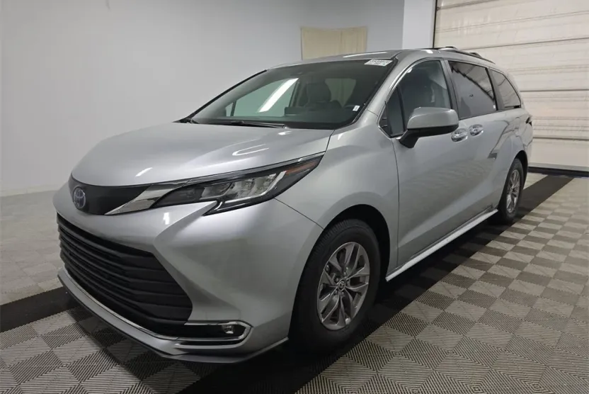2023 Toyota Sienna XLE photo 1