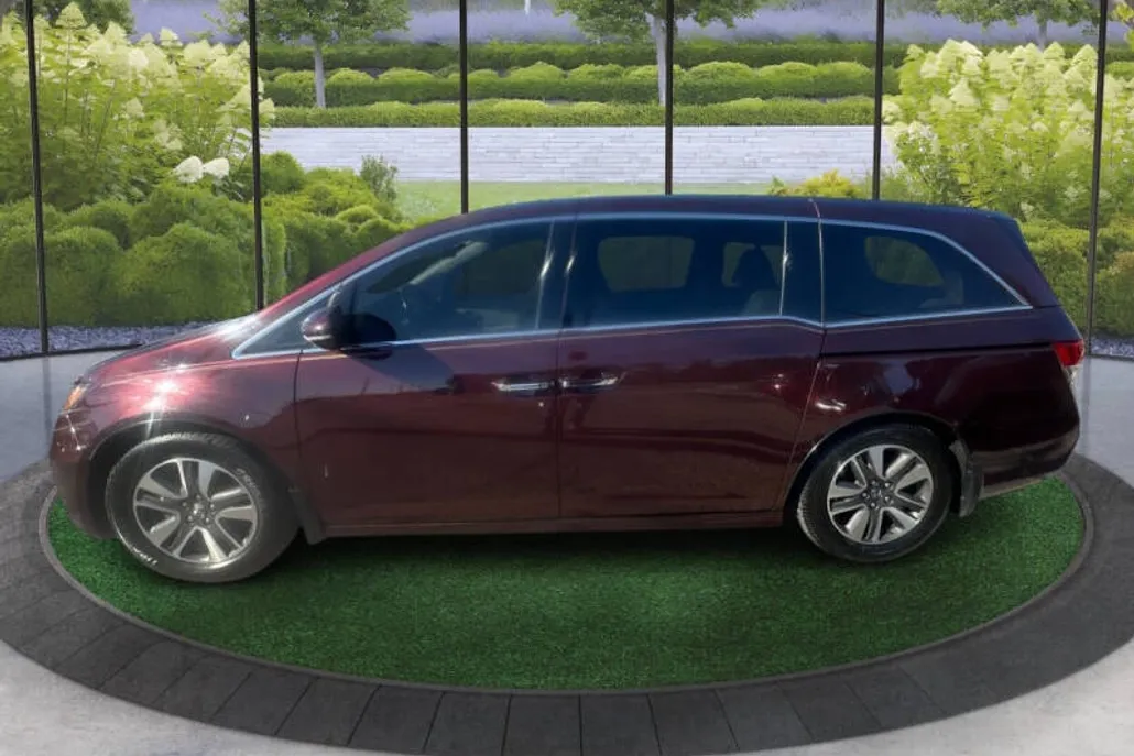 2014 Honda Odyssey Touring photo 1