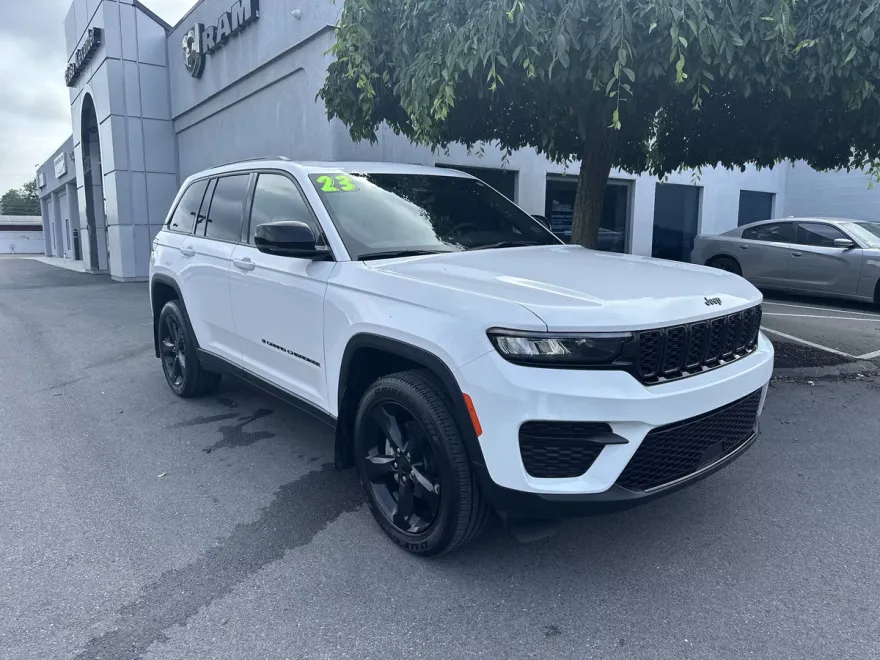 2023 Jeep Grand Cherokee Laredo photo 1