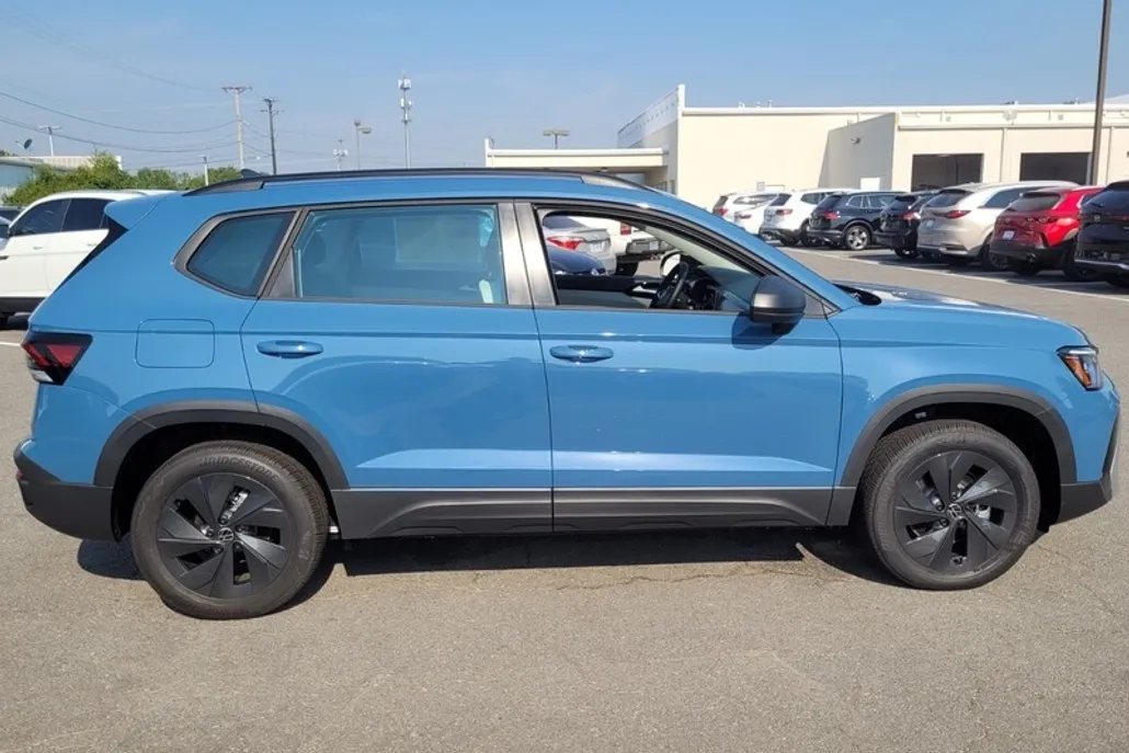 2025 Volkswagen Taos S photo 1