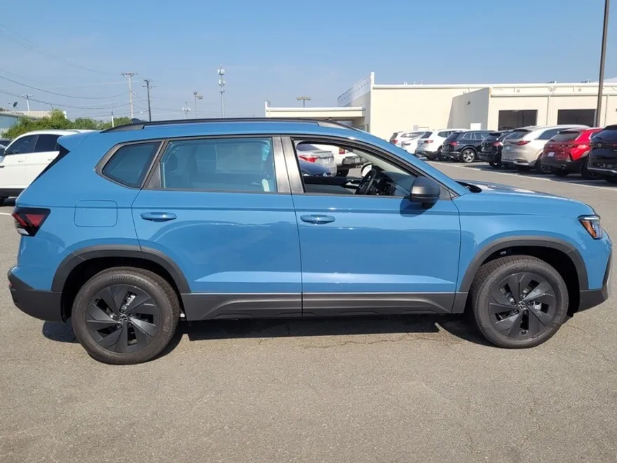 2025 Volkswagen Taos S photo 1