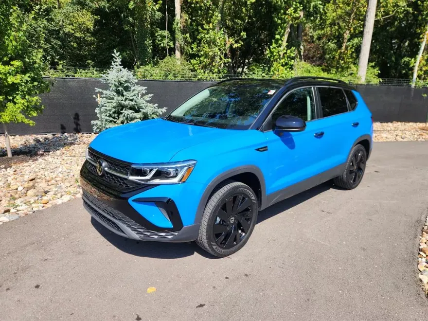 2024 Volkswagen Taos SE photo 1