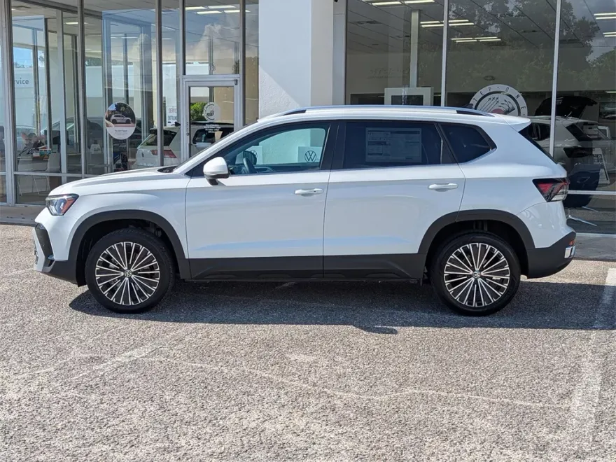 2025 Volkswagen Taos SE photo 1