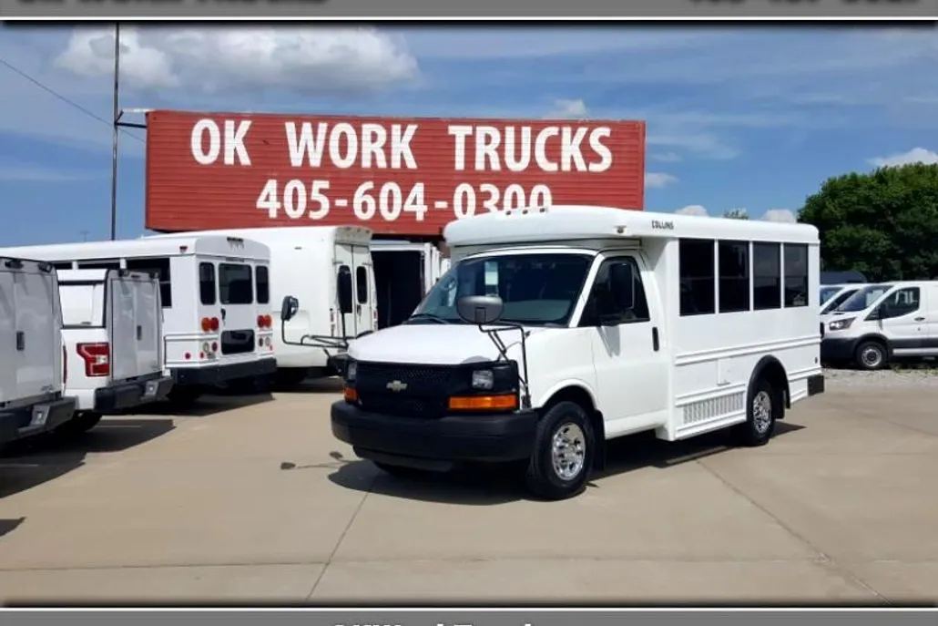2011 Chevrolet Express Cutaway photo 1