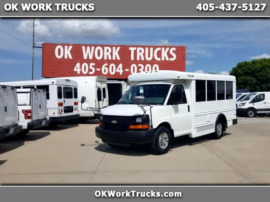 2011 Chevrolet Express Cutaway photo 1