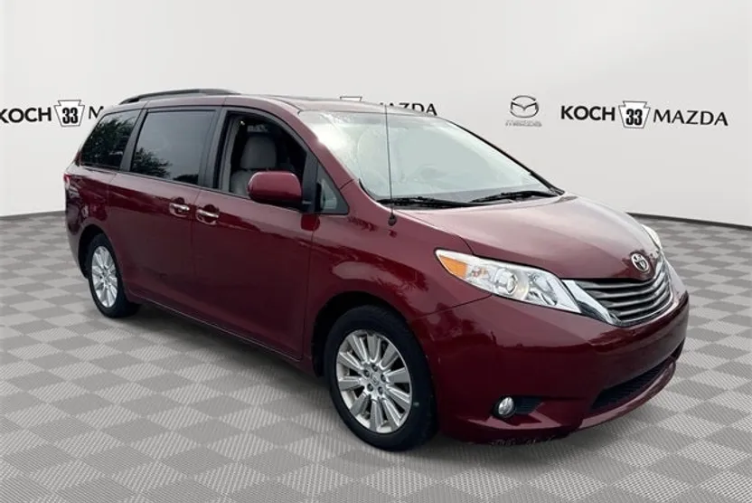 2013 Toyota Sienna XLE photo 1