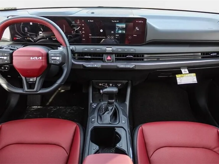 2025 Kia K4 GT-Line photo 1