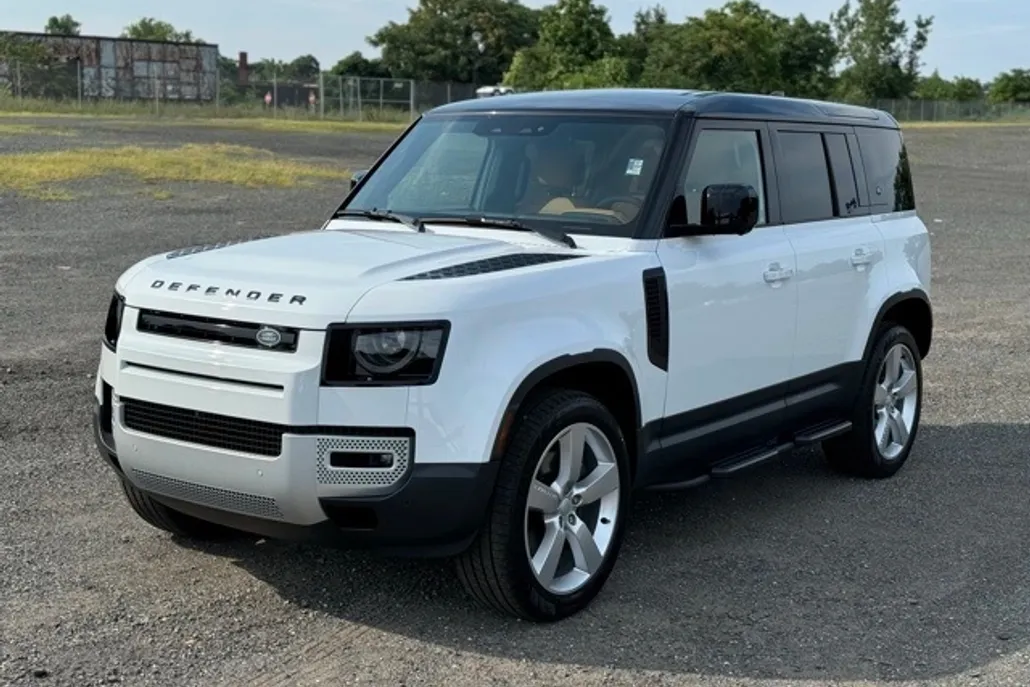 2024 Land Rover Defender 110 SE photo 1