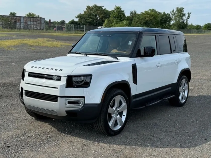 2024 Land Rover Defender 110 SE photo 1