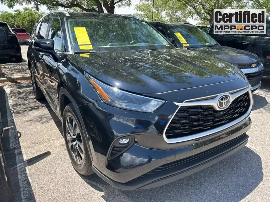 2023 Toyota Highlander L photo 1