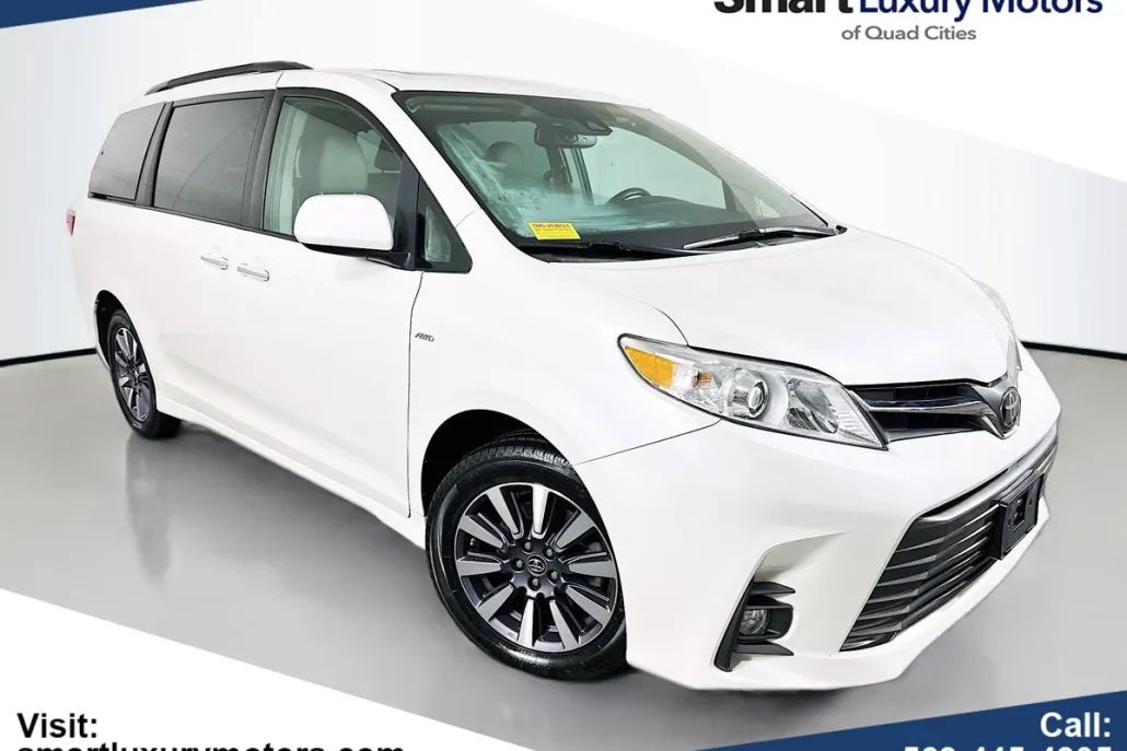 2023 Toyota Sienna XLE photo 1