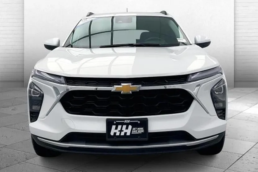 2024 Chevrolet Trax LT photo 1