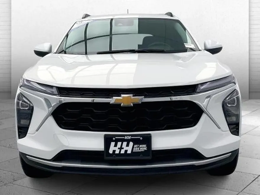 2024 Chevrolet Trax LT photo 1